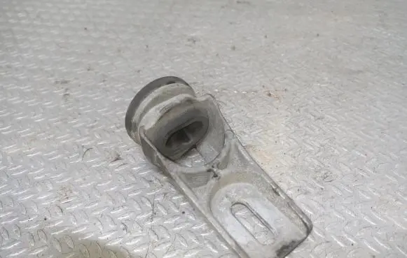 Opel Meriva A Radiator mount bracket 13128108