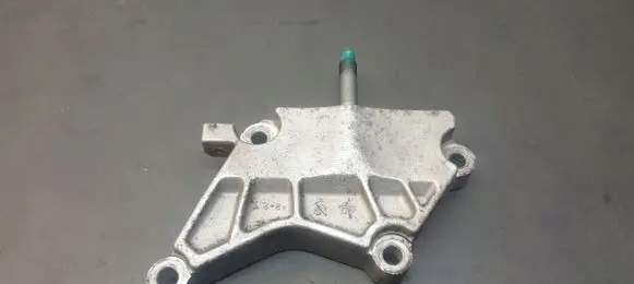 KIA Carnival Engine mounting bracket