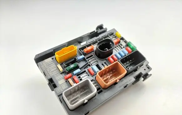 Peugeot 308 Fuse module 9664706280