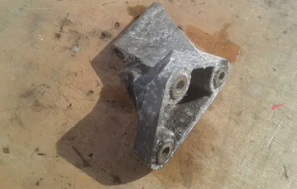 Nissan X-Trail T30 Engine mounting bracket