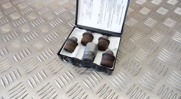 Lexus GS 250 350 300H 450H Anti-theft wheel nuts and lock EV906