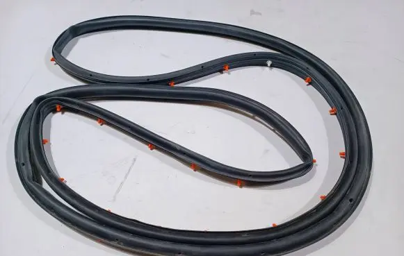 Ford Explorer VI Front door rubber seal
