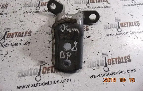 Toyota Avensis T250 Front door upper hinge
