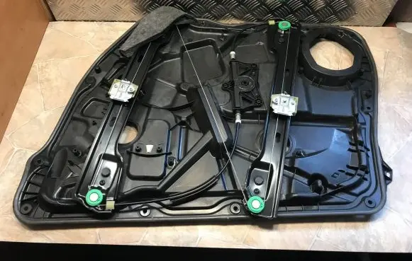 Mercedes-Benz GL X166 Front door electric window regulator A1667200179