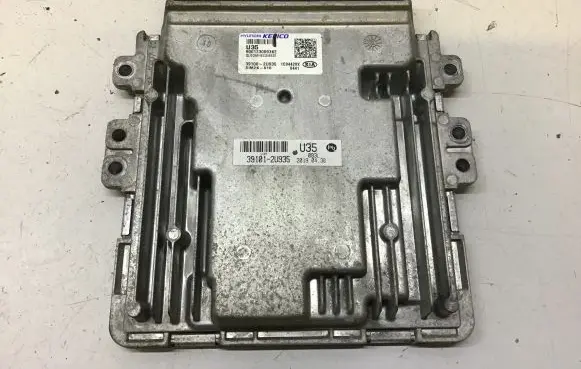 KIA Sportage Engine control unit/module 391002U935 391012U935