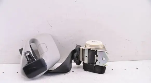 Middle seatbelt (rear)