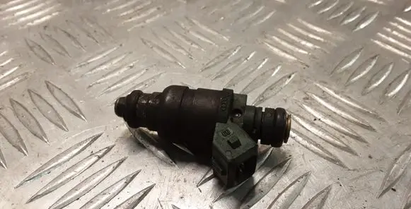 Volkswagen Golf IV Fuel injector 037906031AA