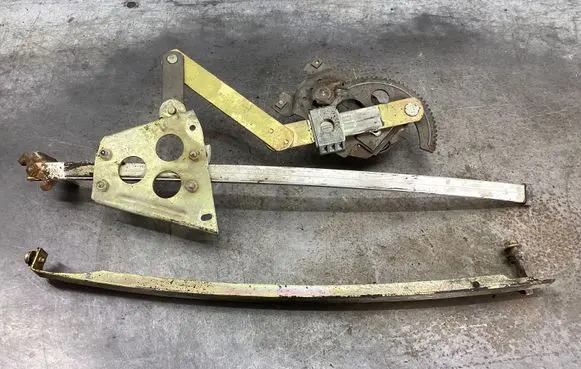 Mercedes-Benz W123 Front door manual window regulator 