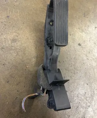 Mercedes-Benz C W203 Accelerator throttle pedal A2113000404