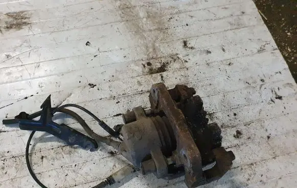 BMW 5 E60 E61 Front brake caliper NOCODE