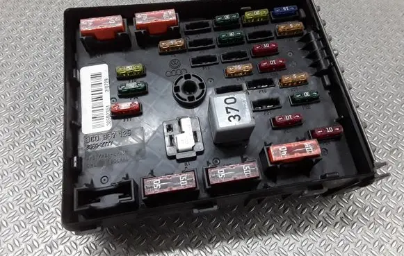 Volkswagen PASSAT B7 Fuse module 3C0937125