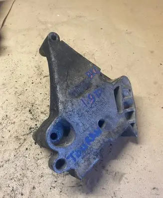 Volkswagen Touran I Engine mounting bracket 03G199207A V007K1522