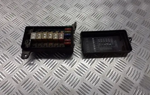 Land Rover Freelander Fuse box cover YQH100900