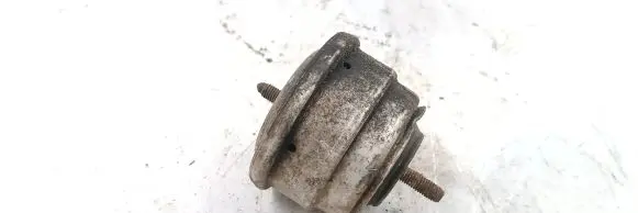 Volvo XC70 Engine mount bracket