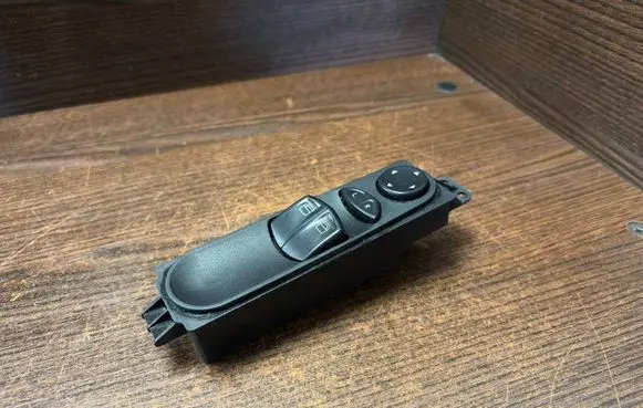 Mercedes-Benz Vito Viano W639 Electric window control switch 6395450913 A6395450913