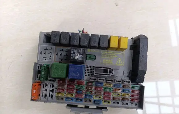 Opel Zafira A Fuse box set 24412497