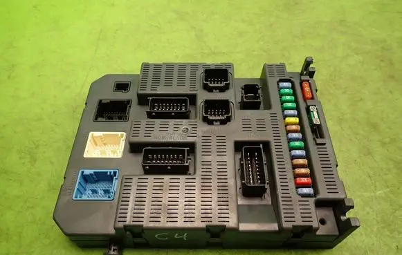 Citroen C4 I Fuse module 9663798480P0800