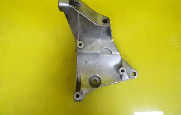 Opel Zafira A Engine mounting bracket 24459840