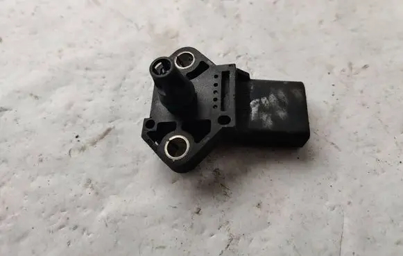 Mercedes-Benz C W204 Air pressure sensor 0281002399 038906051B