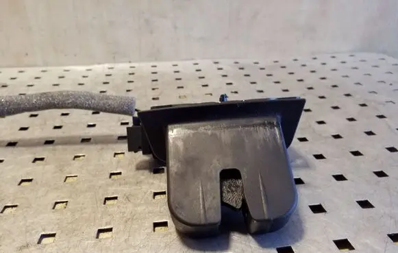 Audi TT TTS Mk2 Tailgate/trunk/boot lock/catch/latch 8P4827505C