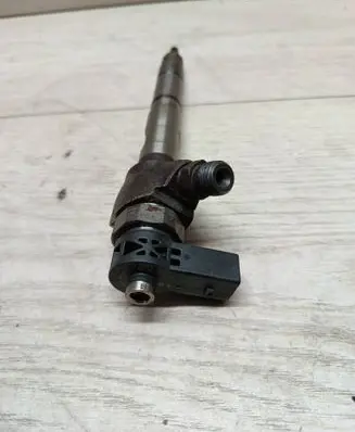 Volkswagen PASSAT B8 Fuel injector 0445110469