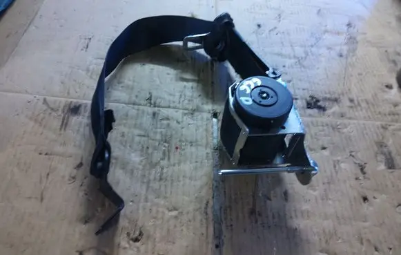 Opel Astra H Front seatbelt 560834901