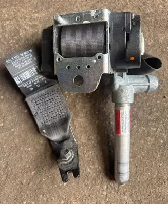 Volvo S80 Rear seatbelt 8686416