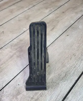 Accelerator throttle pedal