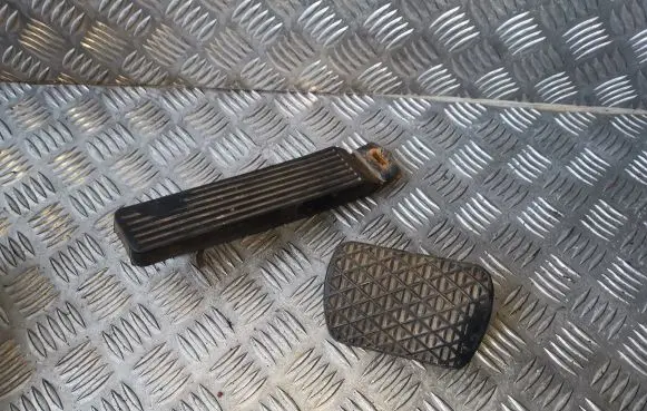 Mercedes-Benz E W124 Accelerator throttle pedal 1233010032 1263000504 1232910082