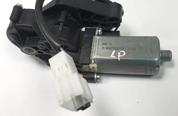 Mercedes-Benz C W204 Seat adjustment motor 0390203369