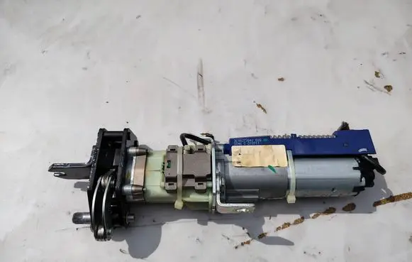 Volkswagen PASSAT B7 Tailgate hydraulic pump motor 3C9827384J