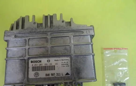Volkswagen PASSAT B4 Engine control unit/module 8A0907311L 0261203188