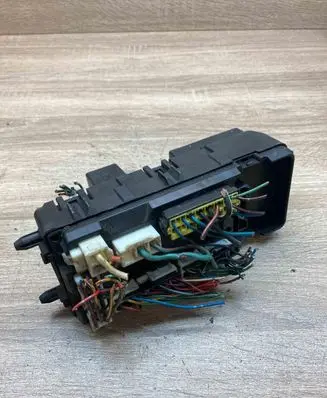 Volkswagen Jetta V Fuse module 0H240325 4860