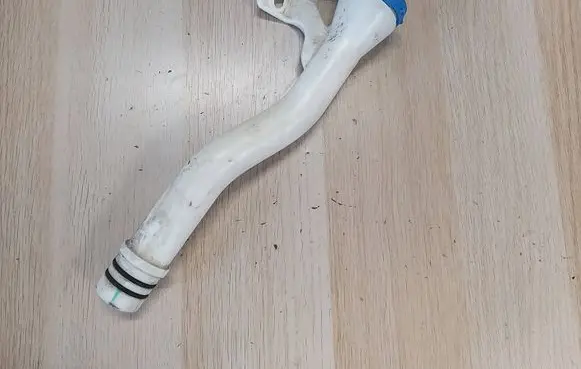 Windshield washer fluid reservoir/tank
