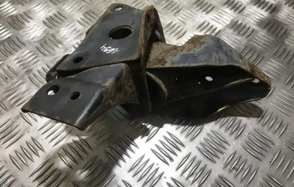 Nissan Primera Engine mount bracket