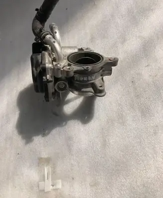 Volkswagen Tiguan EGR valve 04l121058