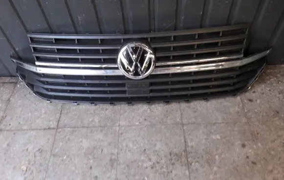 Volkswagen Multivan T6 Front bumper upper radiator grill 7la853653