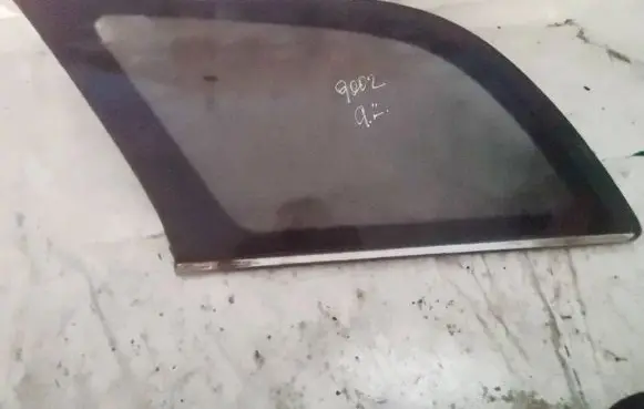 Toyota Avensis T250 Rear side window