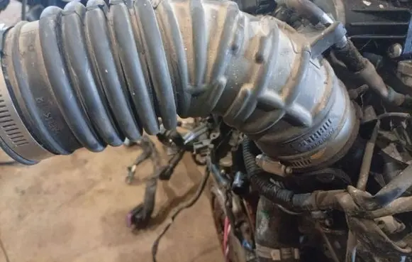 Nissan NV200 Air intake hose/pipe 70593422