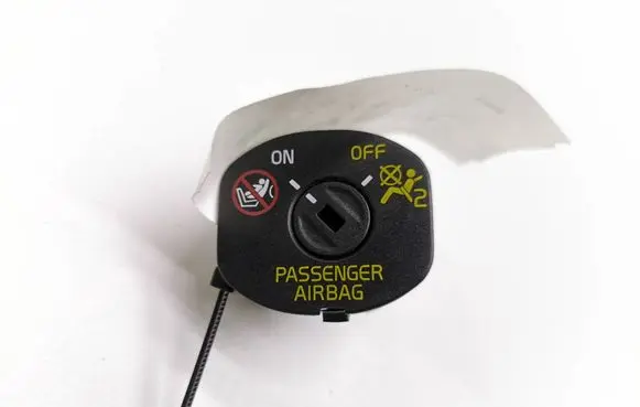 Passenger airbag on/off switch