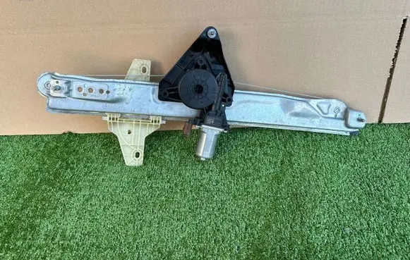 Dacia Sandero III Front door electric window regulator 807209782R