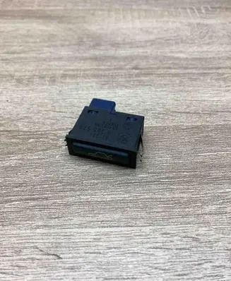 BMW X5 E53 Tailgate opening switch 8365579 03052500