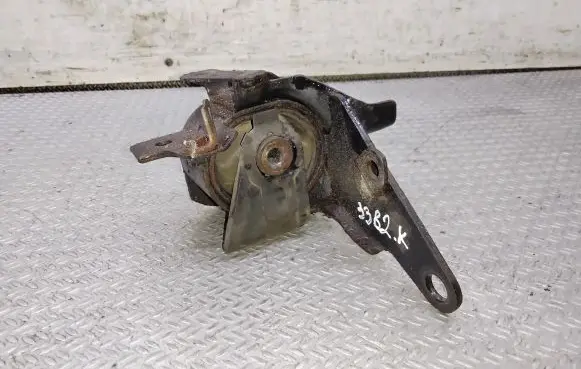 Toyota Avensis T250 Engine mount bracket