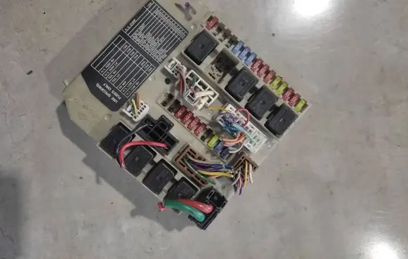 Nissan Note (E11) Fuse module T30M10