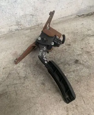 Nissan Quest Accelerator throttle pedal