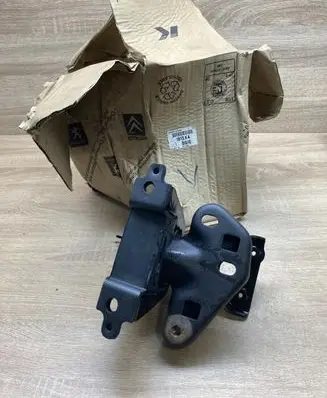 Toyota Aygo AB10 Engine mounting bracket 1813K4 12372YV010