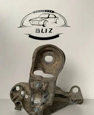 Audi A4 S4 B7 8E 8H Engine mounting bracket 8E0199352J