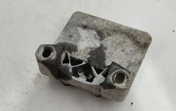BMW 5 E60 E61 Engine mounting bracket 7010593