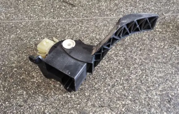 Ford Focus Accelerator throttle pedal 2M519F836AC