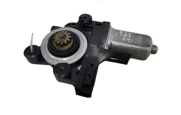 Volvo V70 Front door window regulator motor 970714102 131210